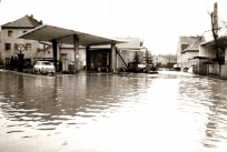 1974 - Tankstelle unter Wasser