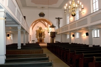 Blick in den Altarraum der Kirche