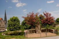Dorfplatz mit Denkmal