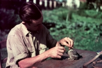 Helmuth Drechsler füttert einen Vogel (Foto: D-Archiv)